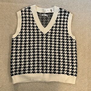 Women’s NWT Hollister Black & White Houndstooth Oversized Vest - Size Medium.